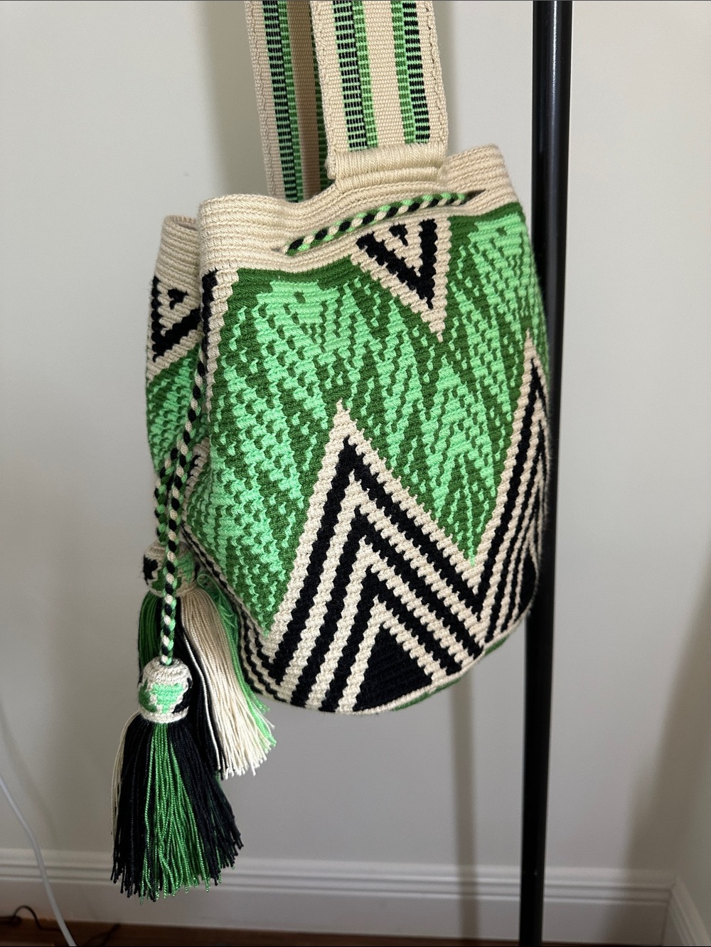 NEW Handmade Columbian Wayuu Mochila in Green Tan & Black,  Drawstring & Tassels - Picture 8 of 8